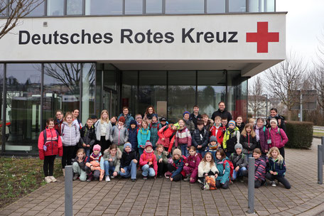 Alle JuniorhelferInnen vor dem Eingang der Wache