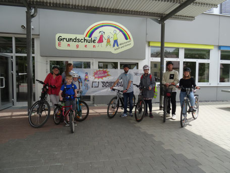 Motivierte Radfahrerinnen und Radfahrer vor dem Eingang der Grundschule Engen