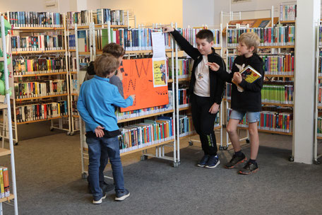 Kinder präsentieren das Buch Jim Knopf