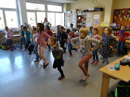 Die Kinder tanzen Buchstaben