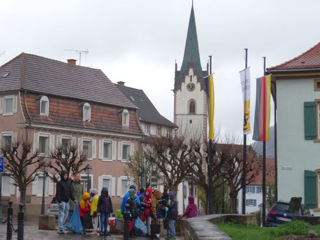 Schülerinnen und Schüler räumen bei sehr schlechtem Wetter die Altstadt auf