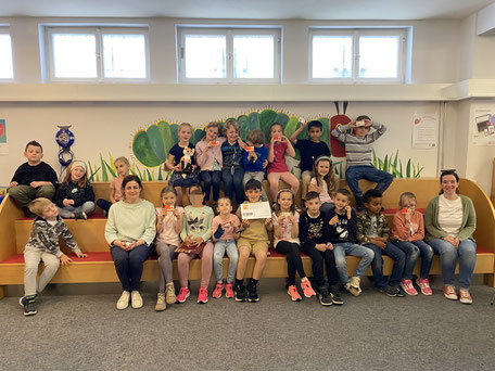 Die Klasse 1a mit Lehrerin Frau Kaiser in der Stadtbibliothek in Engen