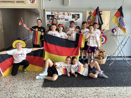 Die Handballmannschaft der Grundschule Engen mit ihren Trainierinnen
