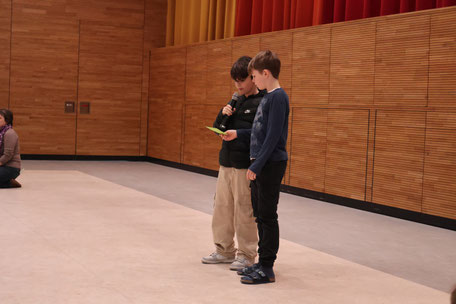 Die Klassensprecher moderieren das Programm