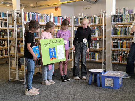 Vier Mädchen präsentieren das Buch Pippi Langstrumpf
