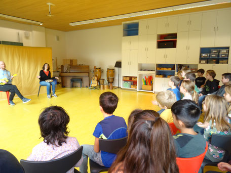 Die Klasse und die Schauspieler singen zusammen ein Lied