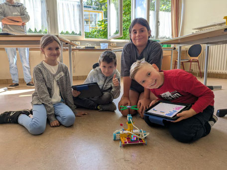Kinder nehmen an einem Robotik Wettbewerb teil
