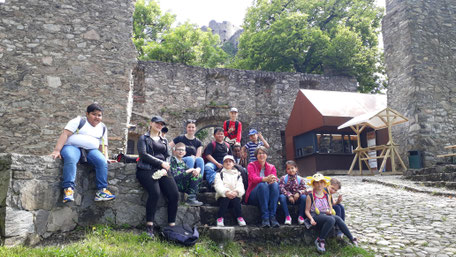 Gruppenfoto vor dem Eingang zur Ruine