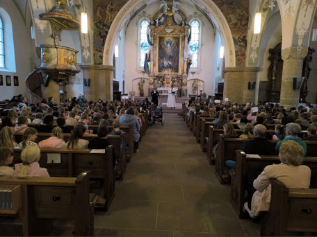 Volle Kirche beim Eröffnungsgottesdienst