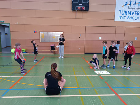 Zweitklässler bei Handballübungen