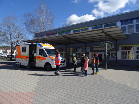 Ein RTW zu Besuch an der Grundschule Engen