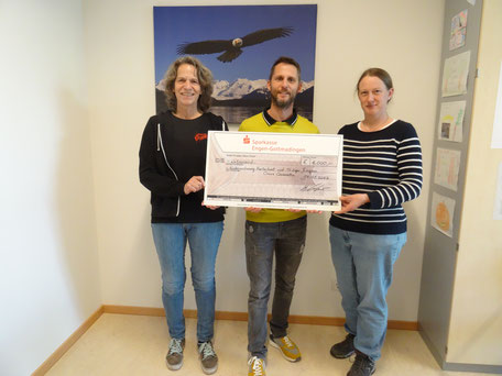 Holger Laufer übergibt den Spendenbetrag an Frau Schlenker vom Circus Casanietto und Frau Hoppe von der Kinderwohnung