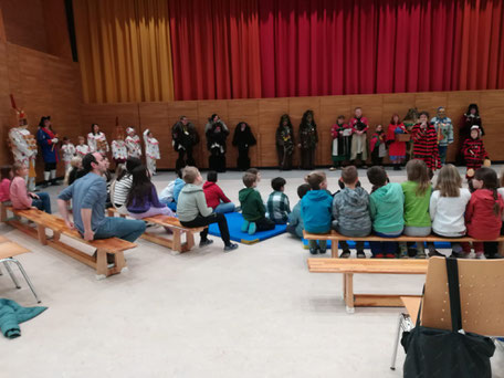 Viele Fasnachtsfiguren kamen an die Grundschule Engen