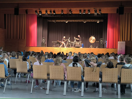 Das Duo Doble Drums begeisterte die Schulgemeinschaft