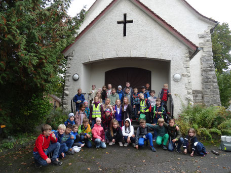 Alle Drittklässlerinnen und Drittklässler vor der evangelischen Kirche in Engen