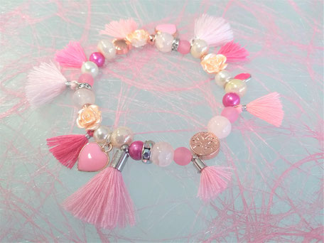 JGA Idee in Düsseldorf Junggesellinnen Schmuck Workshop, rosé Perlen Armband mit Puscheln, Herzen, Rosen