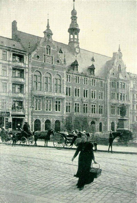 Das Zweites Schöneberger Rathaus mit Blick auf das Kaiser-Wilhelm-Denkmal.