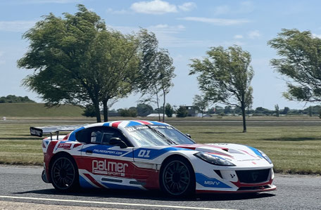 Rennauto auf Rennstrecke