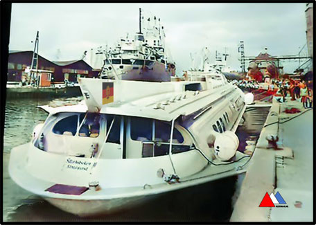 Postkaart Kometa Tragflächenboot type 2 oder 3 ? Störtebeker im Betrieb 197X-1990 im Hafen Wismar Verlag Bild und Heimat (Farbe Aufzug).