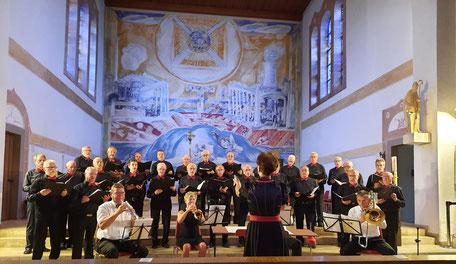 Der Gesamt-Männerchor aus Rickenbach und Wehr mit dem Bläserensemble und der Chorleiterin Claudia Moser (Foto: sd)
