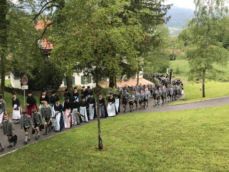 Betend hinauf auf Birkenstein