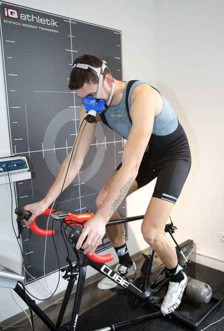 Top-Triathlet Franz Löschke bei der Leistungsdiagnostik im Trainingsinstitut iQ athletik