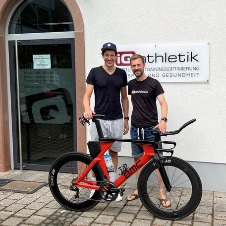 Profi-Triathlet Paul Schuster und Sportwissenschaftler Sebastian Mühlenhoff von iQ athletik