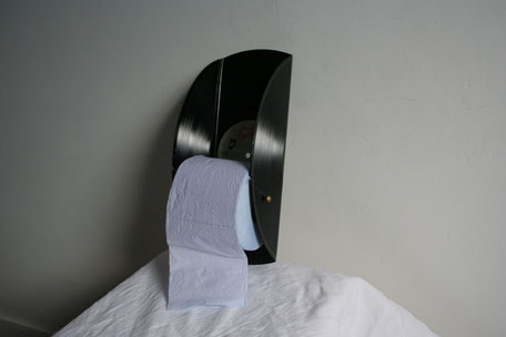 C'est un distributeur de papier toilette fabriqué avec un disque vinyle.