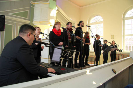 Praiselbears beim Auftritt in der Kirche