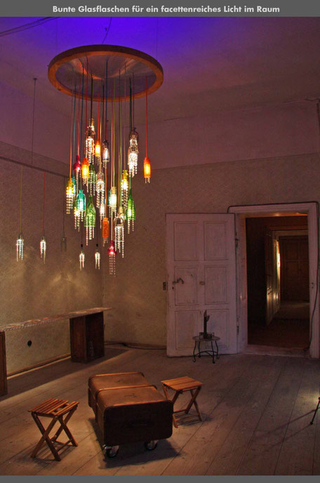 moderne kronleuchter_gerdi_lüster-chandelier_glasdesign_lüsterbehang_bruno kiesel_ingomauerer_glaskunst_solveig kiesel_reataurantbeleuchtung_flaschenlüster