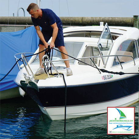 Schüler übt das sichere Festmachen der Bugleine bei einem Hafenmanöver – Motorboot-Training der Jachtfahrschule Bodensee.