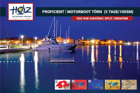 Abendlicher Blick auf den Hafen von Sukošan (bei Split, Kroatien), beleuchtete Motorjacht im Vordergrund, Standort für Motorboot-Meilentörns des HOZ Hochseezentrums.