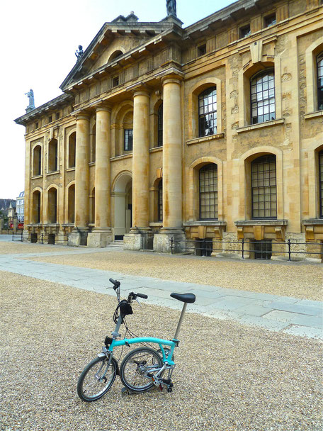 vélo bromption bleu monuemnt historique