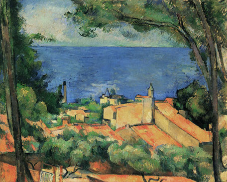 Au premier plan deux troncs de pin cadre la toile au fond la mer bleue et les toits et façades rouges et ocres du village avec des arbres et la cheminée de la tuilerie. #provence #art #ayniart