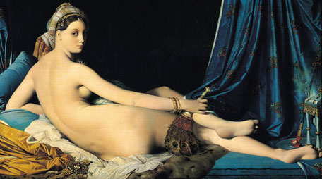 Une femme nue de dos allongée regarde le peintre, avec un foulard sur la tête et un éventail à la main. Ses bijoux et les draps, la peau de bête et la tenture révèle sa noblesse. #provence #art #ayniart