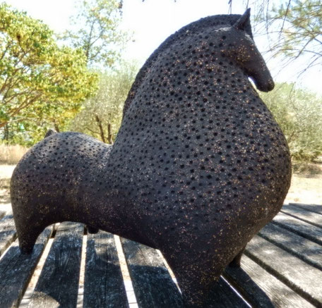 Un cheval noir aux courbes persannes à la peau mouchetée de grains, sa petite tête est fière. #art #provence #ayniart.
