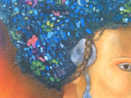 L’œil légèrement bridé au sourcil très fin d'une femme portant une coiffe volumineuse de mille fleurs bleues, une attache grise sur sa tempe à la peau mate.