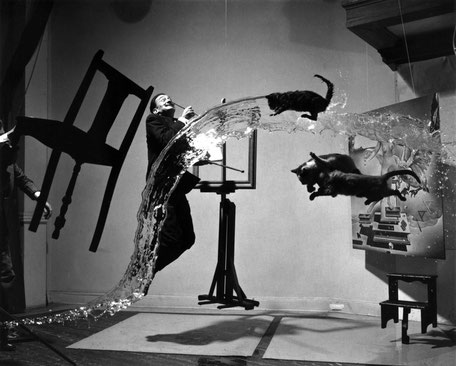 Photo noir et blanc Dali en suspension est entouré d'objets suspendus en l'air: trois chats un jet d'eau et une chaise....#provence #art #ayniart