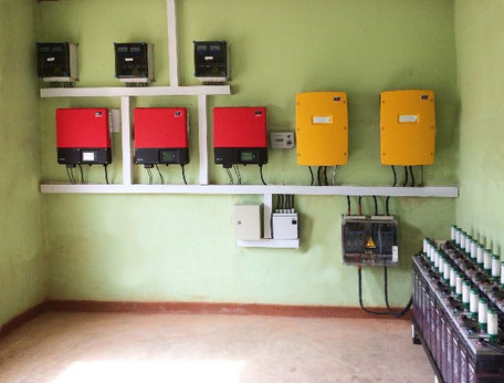 Die Inverter und Batterien  sind im "Energie-Raum" übersichtlich angeordnet