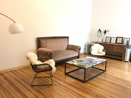Before and after our sessions, feel free to relax in the waiting room of my center for bodywork, somatic therapy and psychotherapy in Berlin Prenzlauer Berg.