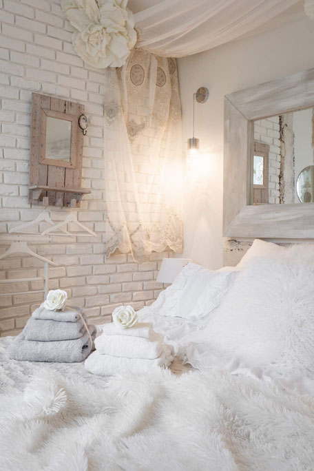 Chambre blanche miroirs bois