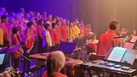 Ecole de musique EMC à Crolles – Grésivaudan : Chorale pour adolescents, Les J&J, lors d’un concert.