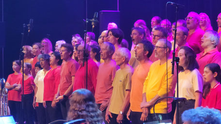 Ecole de musique EMC à Crolles – Grésivaudan : Chorale pour adolescents, Les J&J, lors d’une répétition d’un spectacle. 