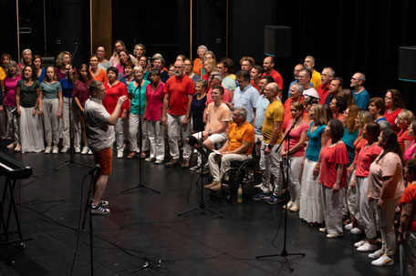 Ecole de musique EMC à Crolles - Grésivaudan : la chorale VMC durant une répétition.