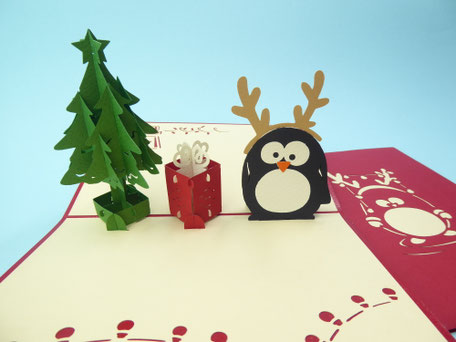 Carte pop-up de noël avec pingouin sapin et cadeau