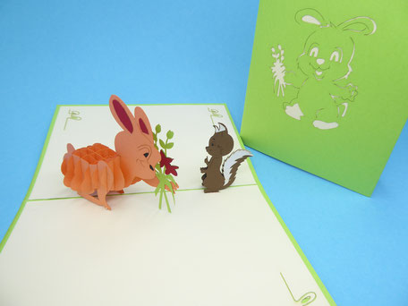 Carte Pop-Up lapin et Ecureuil - carte kirigami Lapin offrant un bouquet de fleurs à un écureuil