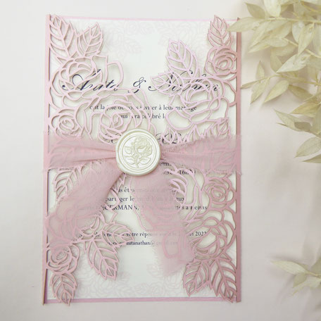 faire-part mariage roses ciselée en découpe laser pour un mariage romantique