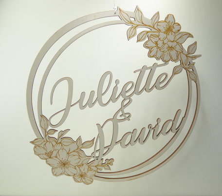Couronne des mariés en bois ou plexiglas avec des fleurs de cerisier gravées à suspendre av