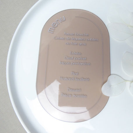 Menu de table de mariage en plexiglas brun fumé forme ovale