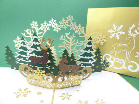 Carte pop-up cerfs de noël avec paysage hivernal
